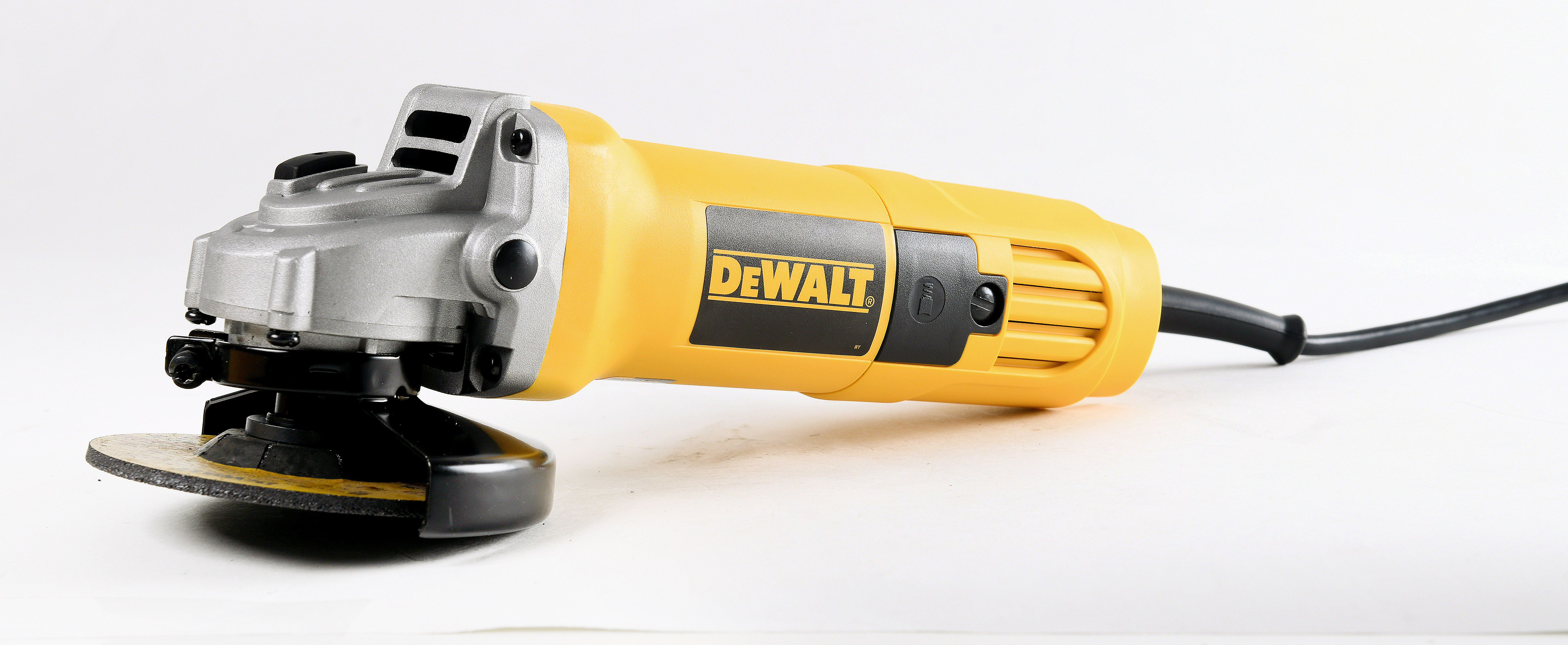 Угловая шлифовальная машина DEWALT 100 мм, 800 Вт DW803